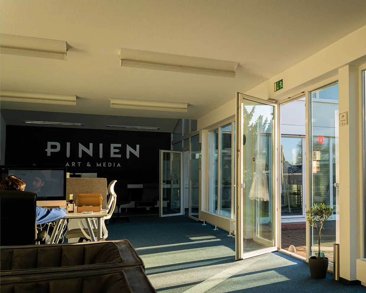 Agentur Pinien Office Tür